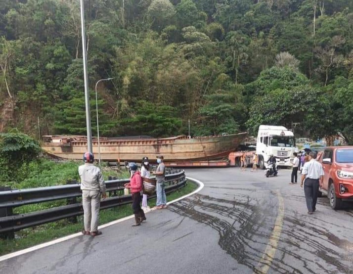 Phạt hơn 90 triệu đồng tài xế và chủ phương tiện kéo sà lan gây ách tắc đèo Bảo Lộc - Ảnh 8.