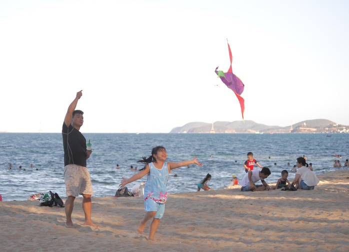 Bãi biển Nha Trang đông nghịt trong ngày đầu mở cửa - Ảnh 5.