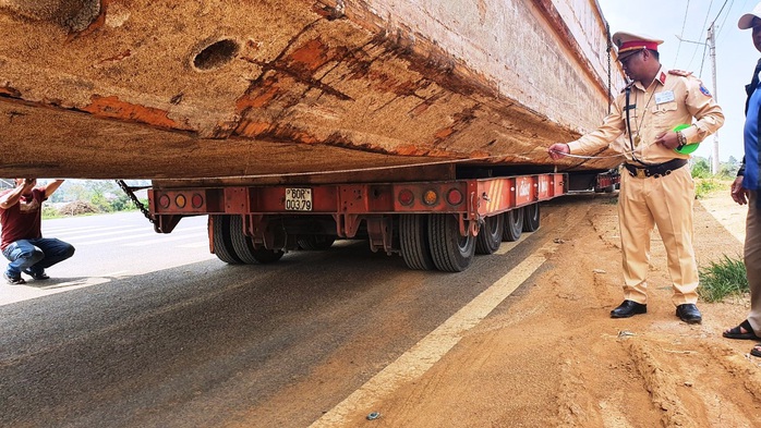 Phạt hơn 90 triệu đồng tài xế và chủ phương tiện kéo sà lan gây ách tắc đèo Bảo Lộc - Ảnh 2.