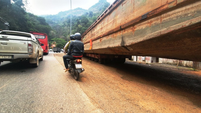 Phạt hơn 90 triệu đồng tài xế và chủ phương tiện kéo sà lan gây ách tắc đèo Bảo Lộc - Ảnh 3.