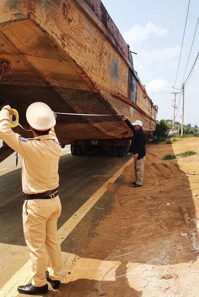 Phạt hơn 90 triệu đồng tài xế và chủ phương tiện kéo sà lan gây ách tắc đèo Bảo Lộc - Ảnh 6.