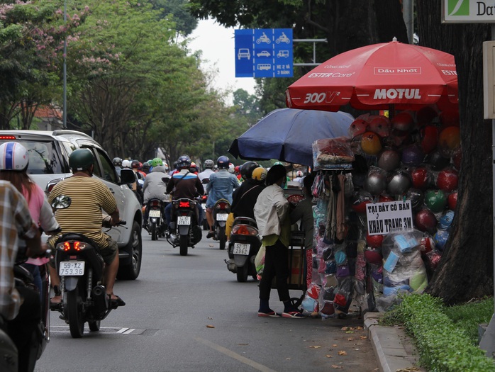 TP HCM dần nhộn nhịp, vỉa hè lại bị lấn chiếm - Ảnh 10.