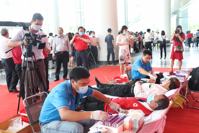 Hơn 600 cán bộ, CNVC-LĐ tỉnh Bình Dương hiến máu cứu người - Ảnh 2.