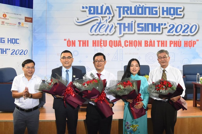 Trực tuyến Đưa trường học đến thí sinh: Ôn thi hiệu quả, chọn bài thi phù hợp - Ảnh 1.