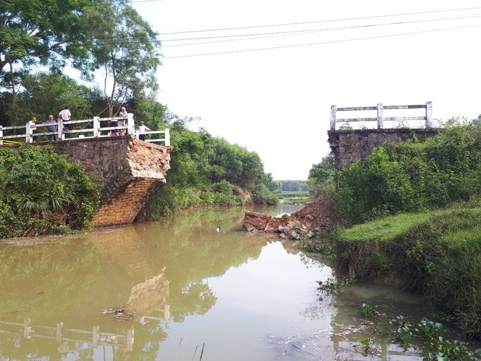 Quảng Trị: Sập cầu độc đạo trong đêm, hàng trăm người dân lưu thông trắc trở - Ảnh 1.