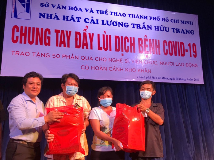 Nghệ sĩ Võ Minh Lâm xúc động trao quà công nhân sân khấu tại Nhà hát Trần Hữu Trang - Ảnh 4.