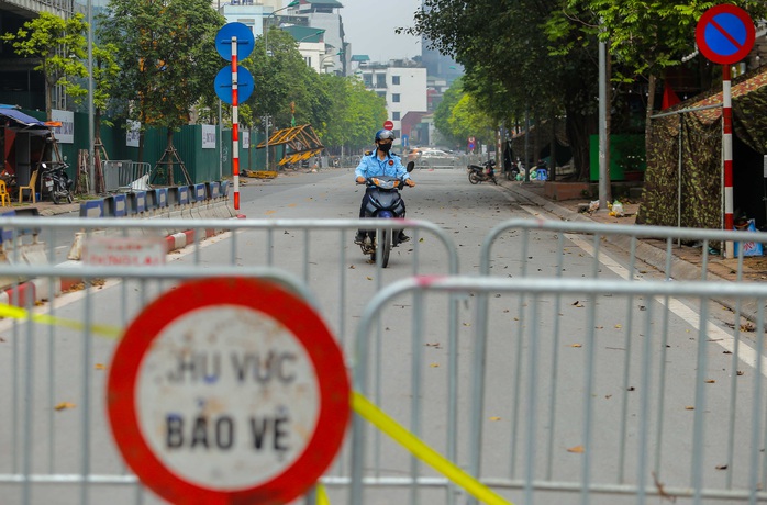 CLIP: Cận cảnh lập rào chắn, di chuyển đồ đạc để phá dỡ phần sai phạm toà nhà 8B Lê Trực - Ảnh 16.