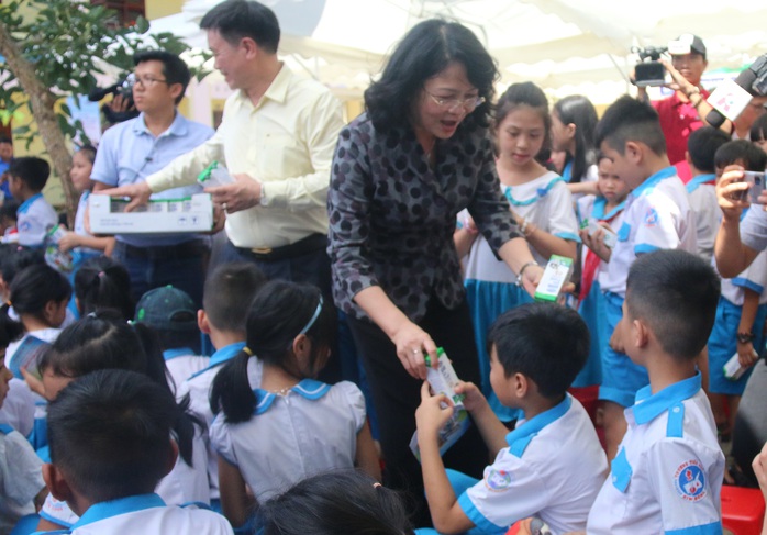 Phó Chủ tịch nước đem niềm vui cho trẻ em Quảng Nam nhân ngày Tết thiếu nhi - Ảnh 6.