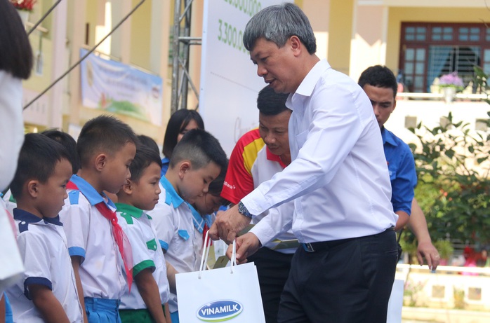 Phó Chủ tịch nước đem niềm vui cho trẻ em Quảng Nam nhân ngày Tết thiếu nhi - Ảnh 4.