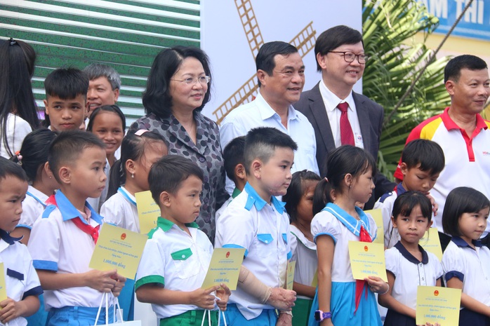 Phó Chủ tịch nước đem niềm vui cho trẻ em Quảng Nam nhân ngày Tết thiếu nhi - Ảnh 5.