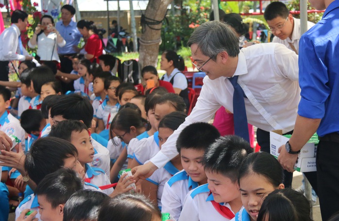 Phó Chủ tịch nước đem niềm vui cho trẻ em Quảng Nam nhân ngày Tết thiếu nhi - Ảnh 8.