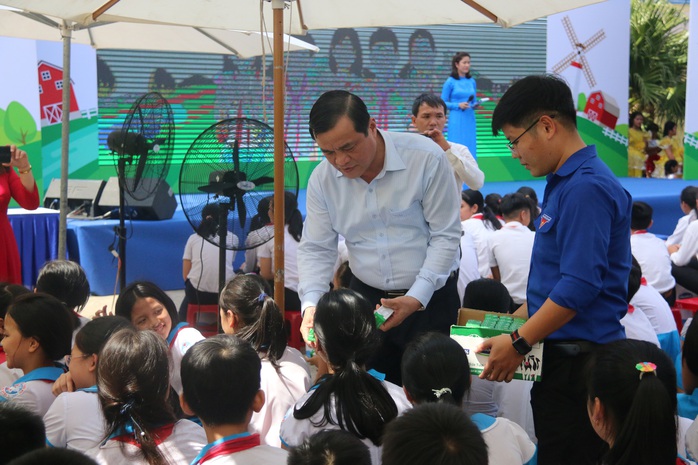 Phó Chủ tịch nước đem niềm vui cho trẻ em Quảng Nam nhân ngày Tết thiếu nhi - Ảnh 7.