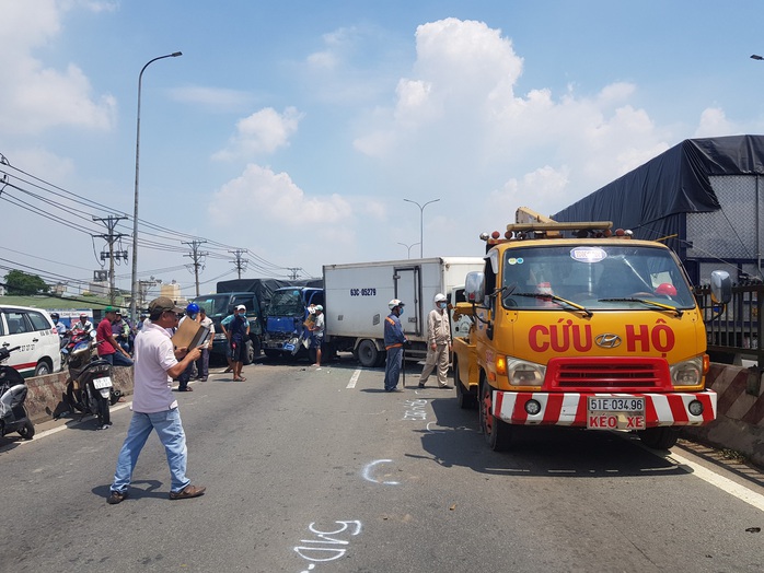 TP HCM: 11 ôtô tông nhau trên cầu, giao thông rối loạn - Ảnh 4.