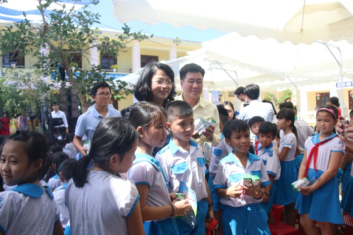 Phó Chủ tịch nước đem niềm vui cho trẻ em Quảng Nam nhân ngày Tết thiếu nhi - Ảnh 9.