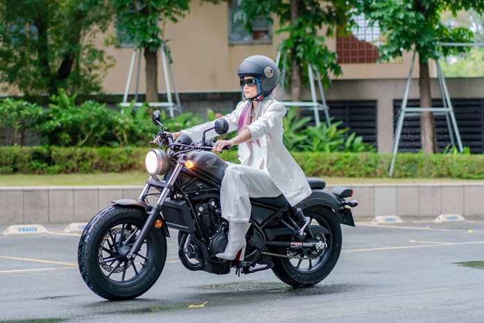 Hoa hậu H’Hen Niê mua mô tô luyện lái để đóng phim - Ảnh 4.
