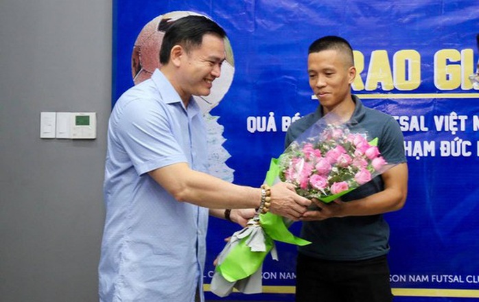 Hết cách ly, Phạm Đức Hòa long trọng nhận danh hiệu Quả bóng Đồng 2019 - Ảnh 1.