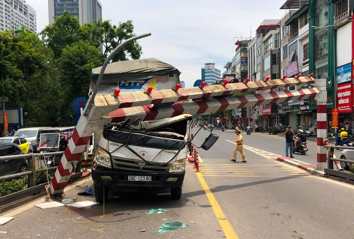 Xe tải tông gãy cột giới hạn chiều cao cầu vượt Tây Sơn - Ảnh 2.