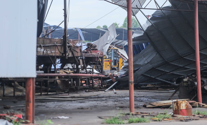 CLIP: Tan hoang nhà xưởng bị lốc xoáy đổ sập khiến 3 người chết, nhiều người bị thương - Ảnh 8.