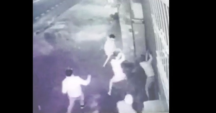 Kinh hoàng video clip nhóm côn đồ đánh một người bất tỉnh tại chỗ - Ảnh 3.