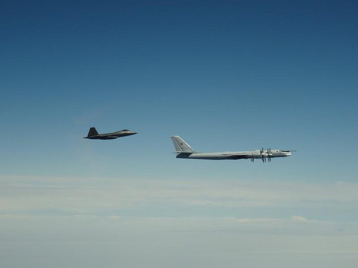 Mỹ điều động tiêm kích F-22 chặn “quái vật ném bom” của Nga gần Alaska  - Ảnh 1.