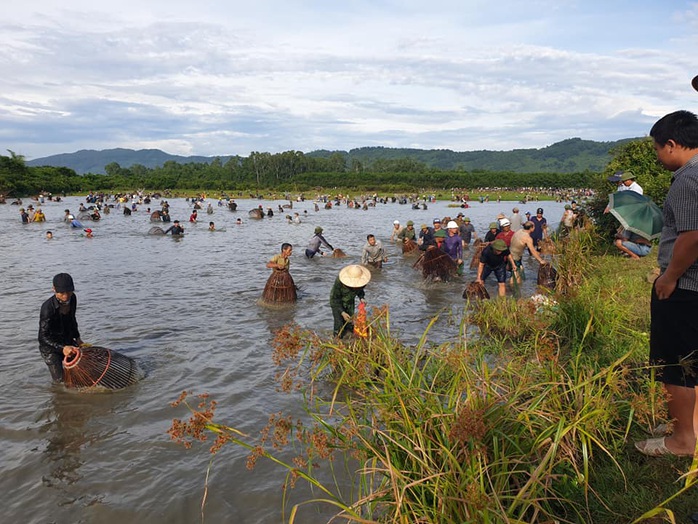 Người dân nô nức lao xuống nước đánh bắt cá trong lễ hội độc đáo có từ 300 năm - Ảnh 3.