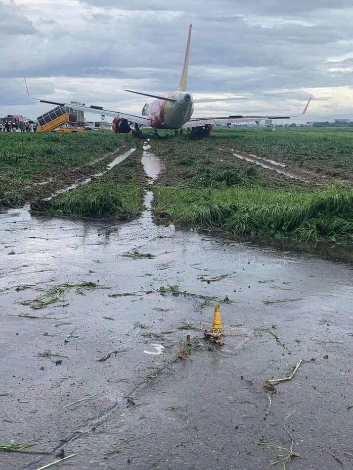Máy bay trượt khỏi đường băng Tân Sơn Nhất: Vietjet lên tiếng xin lỗi - Ảnh 2.