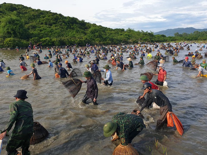 Người dân nô nức lao xuống nước đánh bắt cá trong lễ hội độc đáo có từ 300 năm - Ảnh 5.