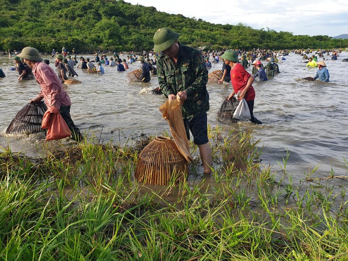 Người dân nô nức lao xuống nước đánh bắt cá trong lễ hội độc đáo có từ 300 năm - Ảnh 7.