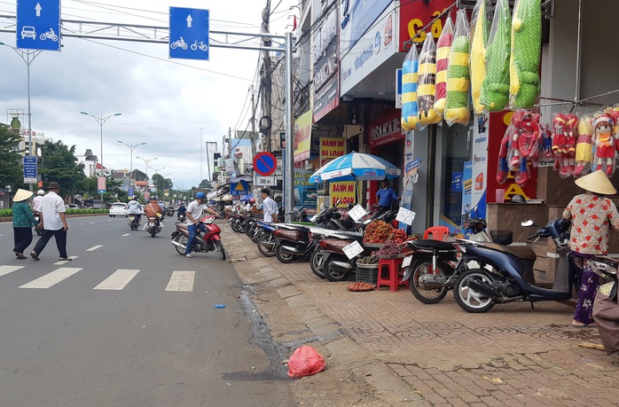 Sau tai nạn thảm khốc làm 5 người chết, dân vẫn vô tư chiếm quốc lộ để buôn bán - Ảnh 4.