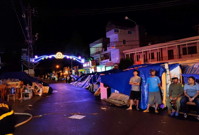 Hỏa hoạn thiêu rụi 2 cửa hàng gần chợ lúc nửa đêm - Ảnh 5.