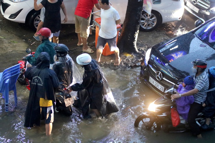Vạn người đang bất lực trong kẹt xe, ngập nước cửa ngõ phía Đông TP HCM - Ảnh 12.