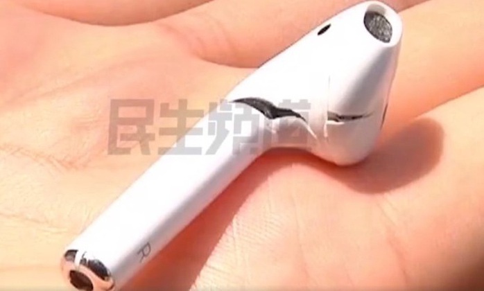 Người đàn ông ngất xỉu vì AirPods phát nổ khi đang đeo - Ảnh 1. Người đàn ông ngất xỉu vì AirPods phát nổ khi đang đeo - Ảnh 1.