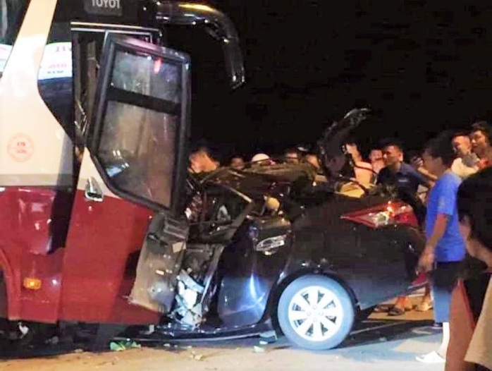 Ôtô 4 chỗ đấu đầu kinh hoàng với xe khách ở Sầm Sơn, tài xế tử vong thương tâm - Ảnh 2.