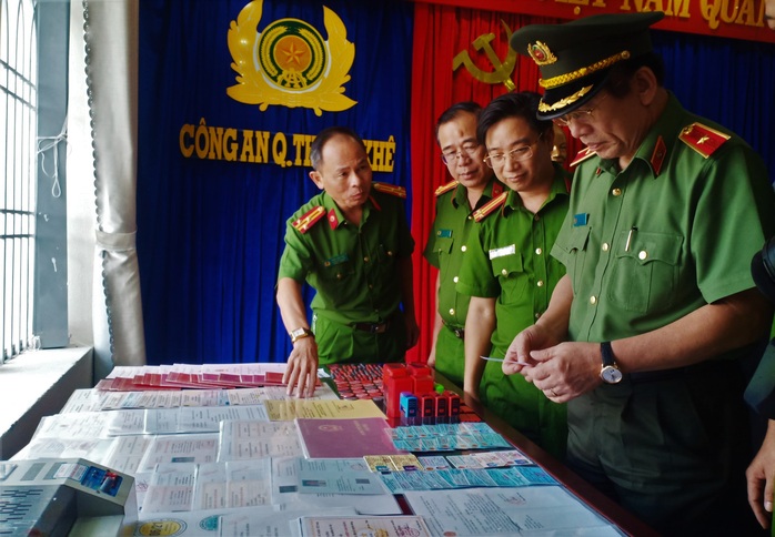 Đà Nẵng: Triệt phá đường dây làm giả hàng trăm thẻ ngành Công an, thẻ nhà báo - Ảnh 3.