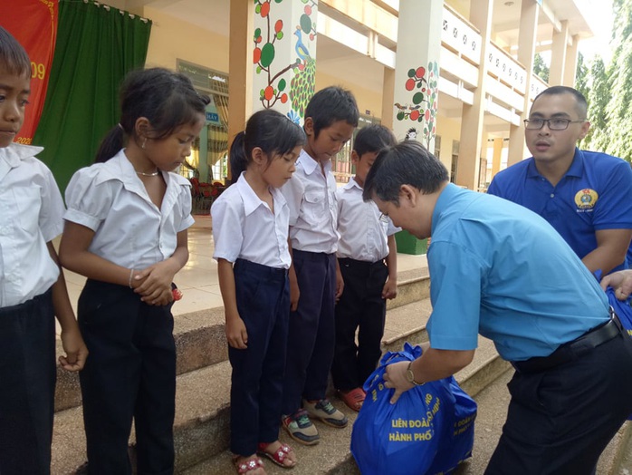Cán bộ Công đoàn TP HCM tặng quà cho giáo viên, học sinh nghèo ở Đắk Lắk - Ảnh 7.