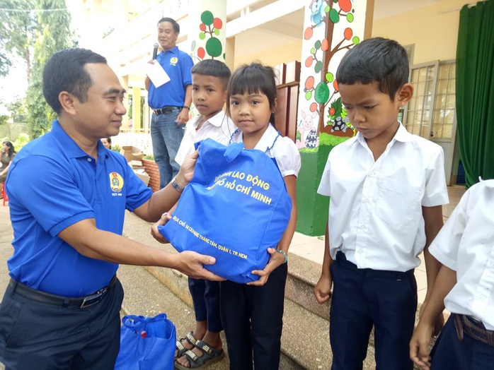 Cán bộ Công đoàn TP HCM tặng quà cho giáo viên, học sinh nghèo ở Đắk Lắk - Ảnh 3.