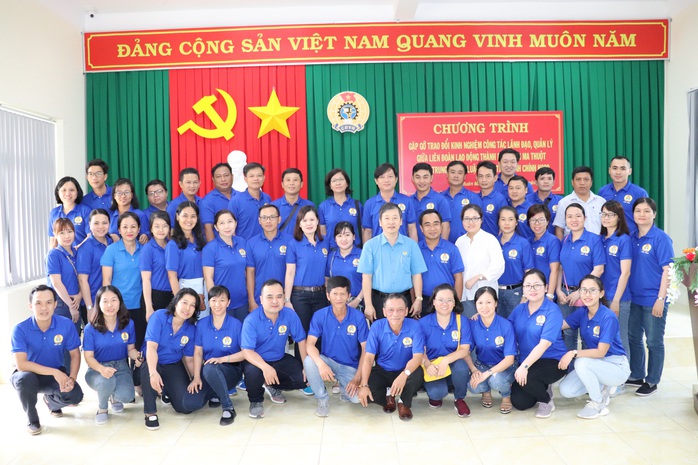 Cán bộ Công đoàn TP HCM tặng quà cho giáo viên, học sinh nghèo ở Đắk Lắk - Ảnh 9.