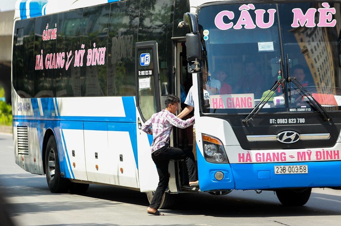 CSGT Hà Nội xử lý tình trạng xe khách tạt đầu, chạy rùa bò đón khách - Ảnh 12.