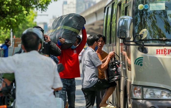 CSGT Hà Nội xử lý tình trạng xe khách tạt đầu, chạy rùa bò đón khách - Ảnh 14.