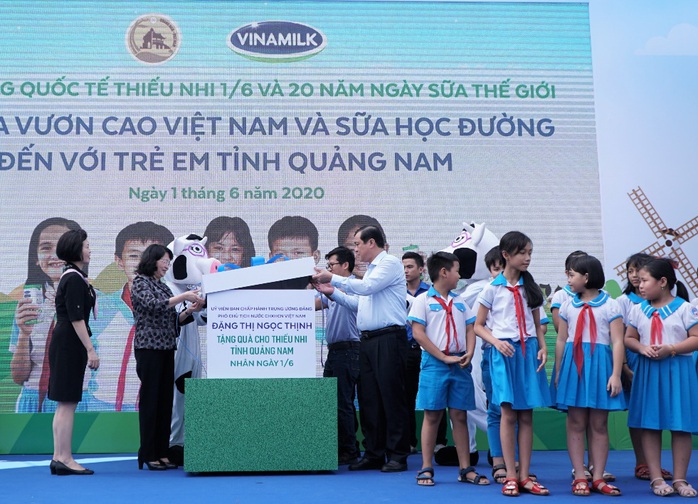 Vinamilk tặng món quà 1-6 đặc biệt đến với trẻ em Quảng Nam - Ảnh 1.