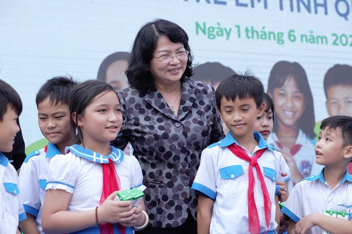 Vinamilk tặng món quà 1-6 đặc biệt đến với trẻ em Quảng Nam - Ảnh 2.