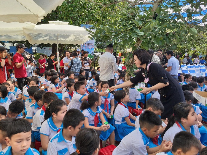 Vinamilk tặng món quà 1-6 đặc biệt đến với trẻ em Quảng Nam - Ảnh 5.