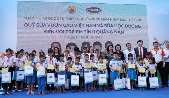 Vinamilk tặng món quà 1-6 đặc biệt đến với trẻ em Quảng Nam - Ảnh 6.
