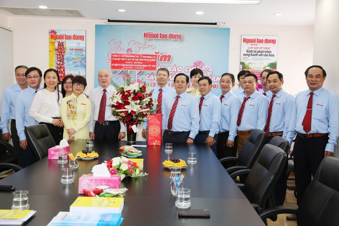 Lãnh đạo Thành ủy TP HCM thăm Báo Người Lao Động - Ảnh 1.