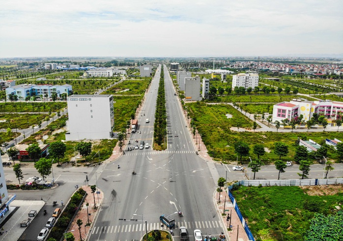 CLIP: Hàng loạt cây chết khô trên con đường ngàn tỉ vừa đi vào sử dụng - Ảnh 2.