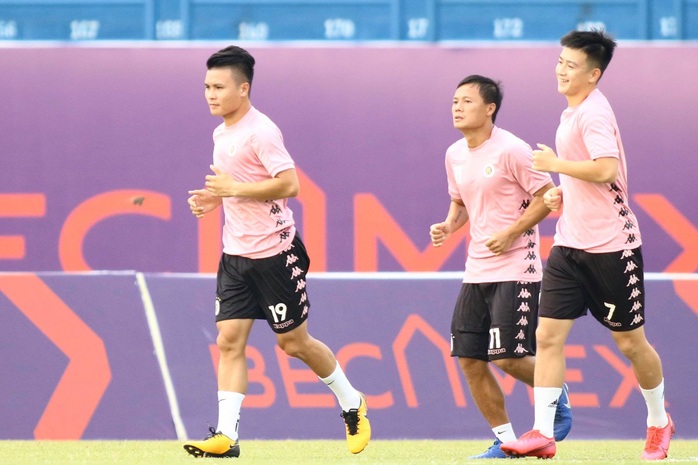 Cầu thủ Hà Nội vây quanh Quang Hải, HLV Chu Đình Nghiêm bảo vệ học trò tới cùng - Ảnh 2.