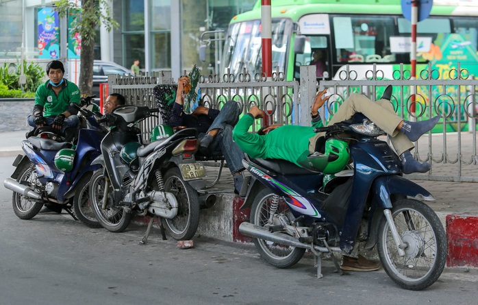 Người dân Hà Nội vật lộn dưới cái nắng như thiêu như đốt - Ảnh 7.