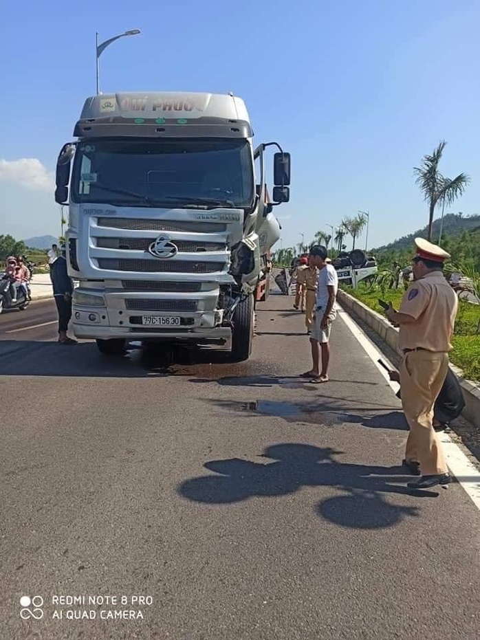 Bị đầu kéo tông từ phía sau, xe ô tô của CSGT lật, 2 cán bộ bị thương - Ảnh 1.