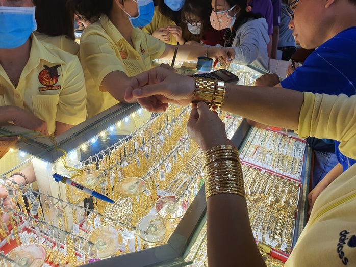 Vì sao giá vàng trang sức rẻ hơn vàng miếng SJC gần 3 triệu đồng/lượng? - Ảnh 1.