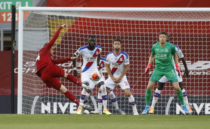 Liverpool vùi dập Crystal Palace, chờ Man City dâng ngôi vương - Ảnh 1.